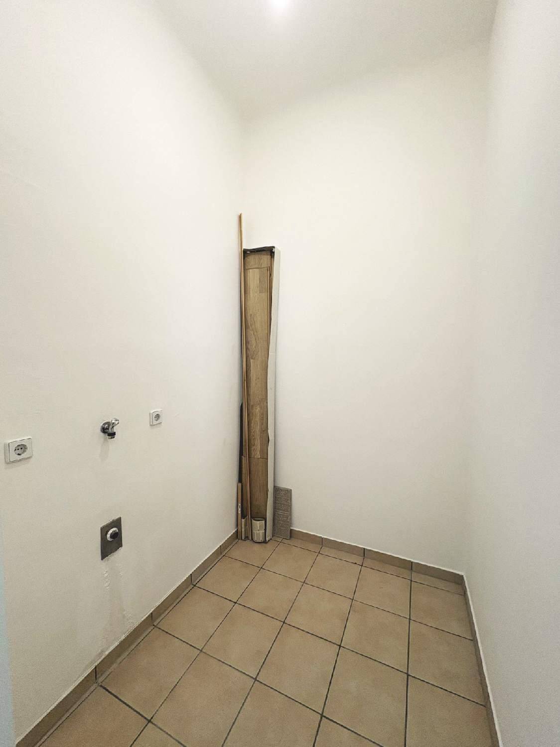 Praktischer Abstellraum mit Fliesenboden und Anschlüssen für Waschmaschine, bietet zusätzlichen Stauraum.