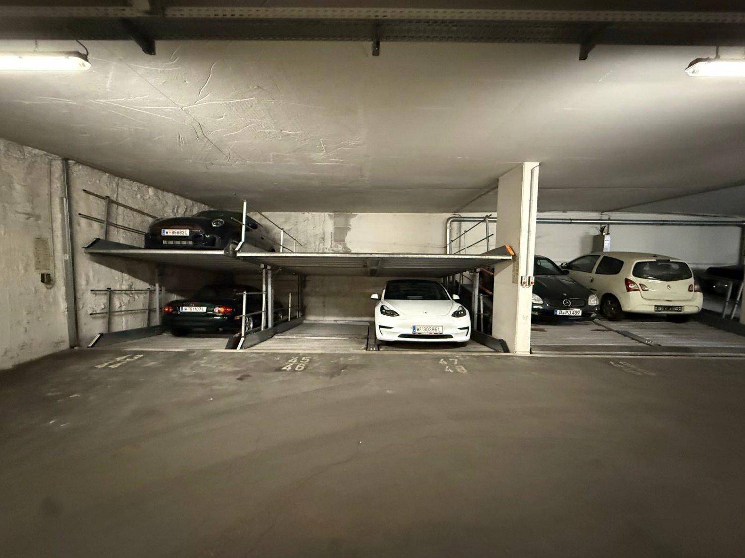 Tiefgarage mit mehreren Fahrzeugen auf einem effizienten Doppelparker-System.