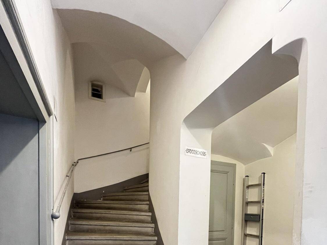 Historisches Treppenhaus mit gewölbten Decken und Steinstufen in einem Altbau.