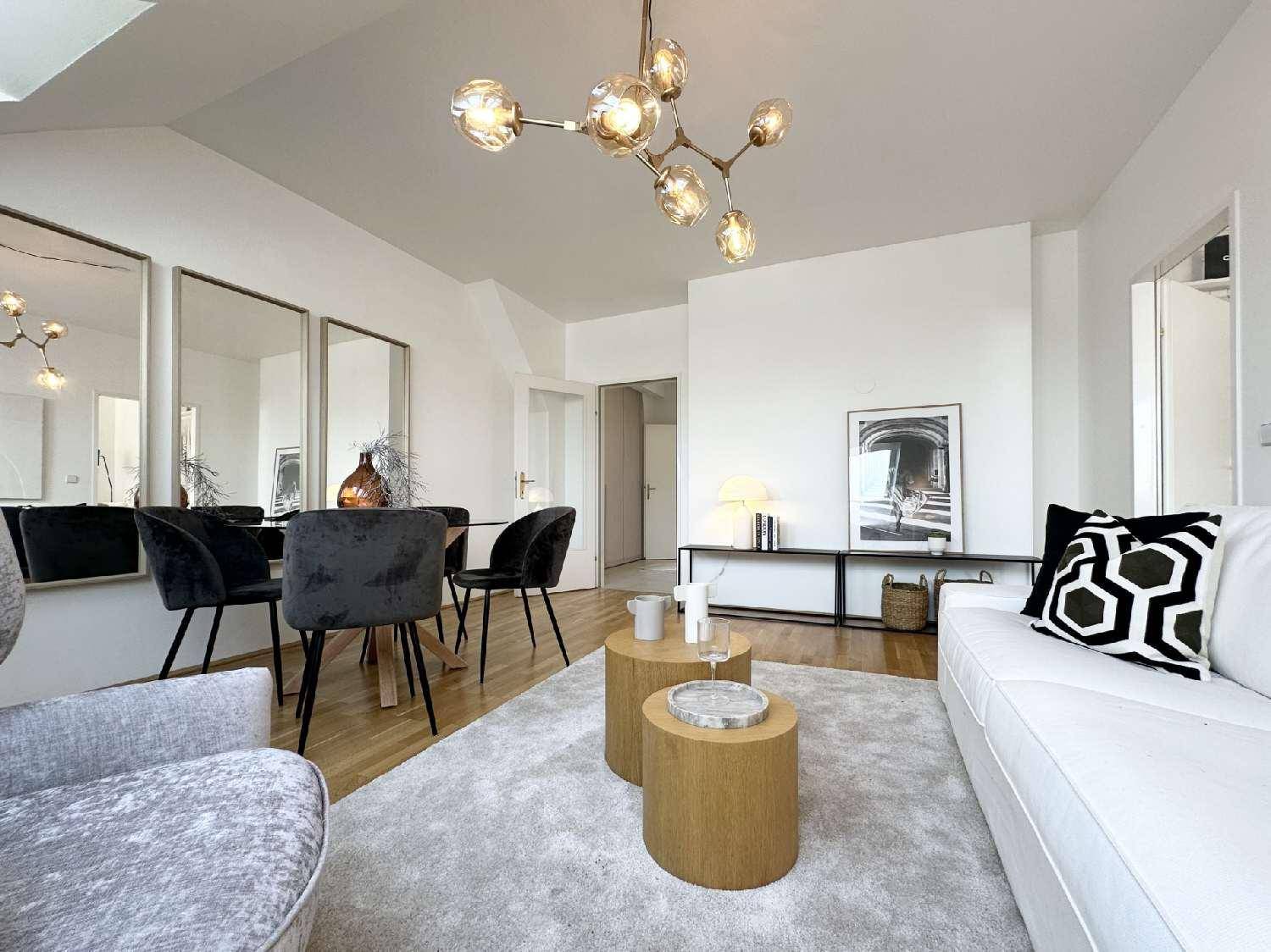 Moderner Wohnbereich mit bequemer Couch, Couchtischen und stilvoller Beleuchtung.