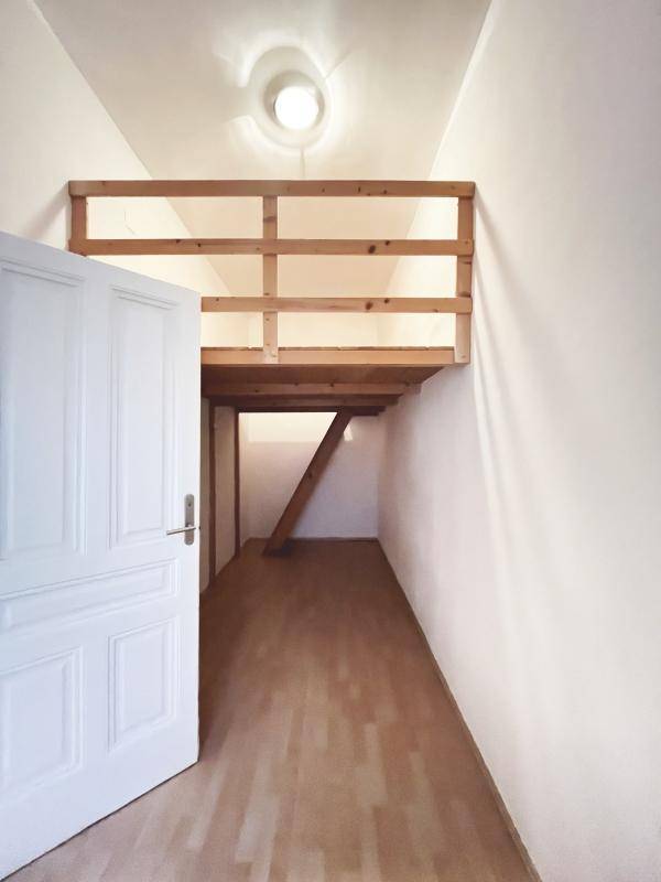 Flur mit Holzhochbett-Konstruktion und weißer Tür, bietet zusätzlichen Raum.
