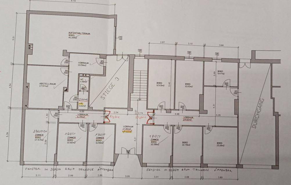 Detaillierter Grundrissplan mit verschiedenen Zimmern, Nassbereichen und einem Balkon.