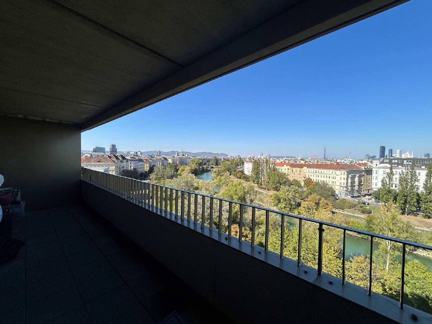 Breiter Balkon mit weitem Blick über die Stadt und einen Flusslauf.