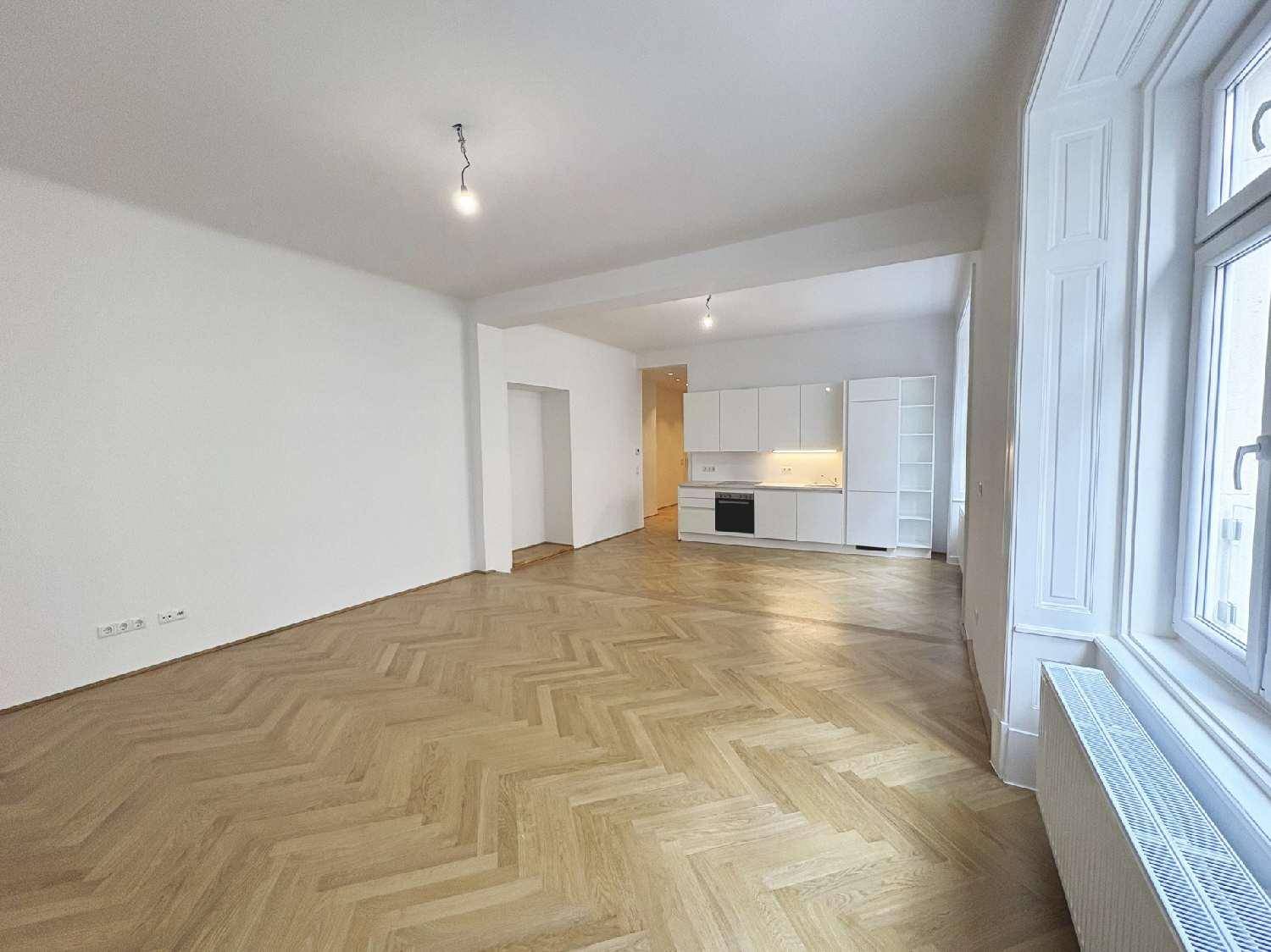 Geräumiger Wohnbereich mit Fischgrätparkett und hohen Decken, bereit für individuelle Gestaltung.