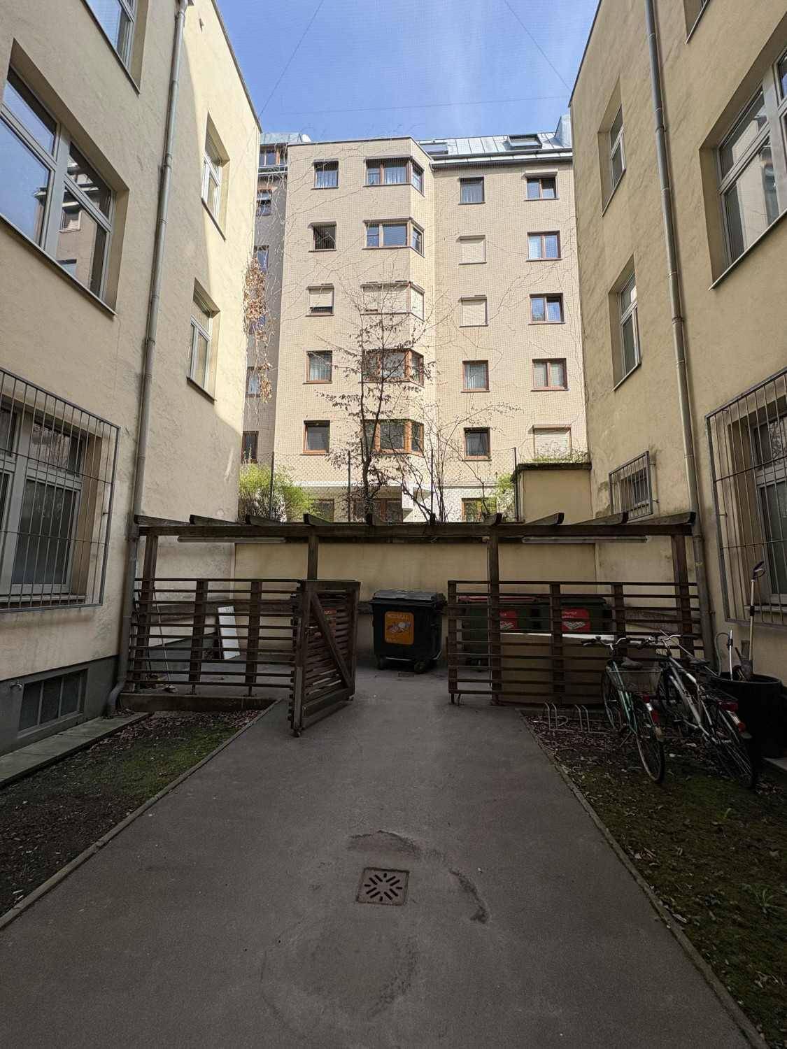 Innenhof des Gebäudes mit Fahrradabstellmöglichkeiten und Blick auf die Fassaden.