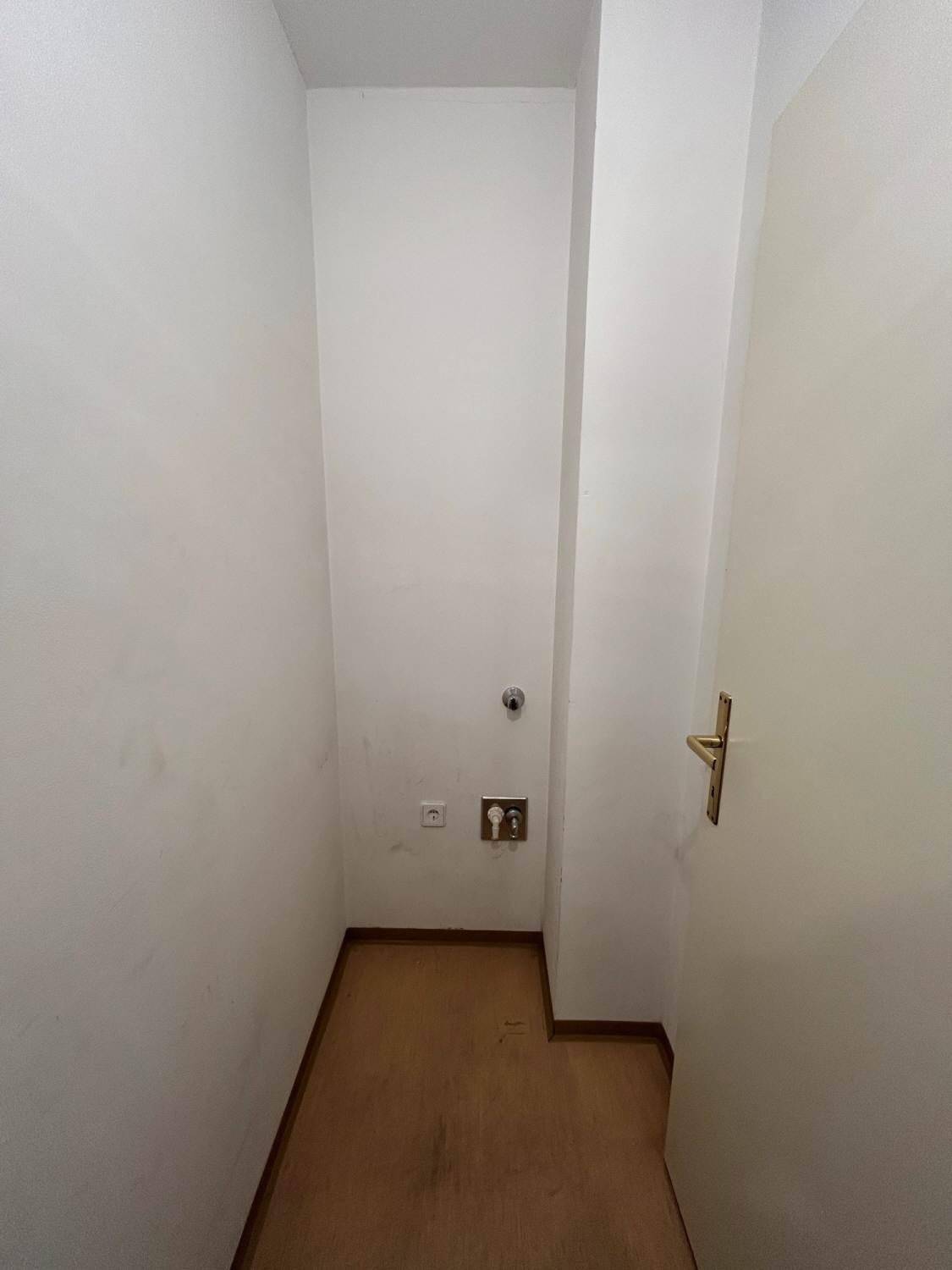 Kleiner Hauswirtschaftsraum mit Anschlüssen für Waschmaschine und Trockner, ideal als Abstellraum nutzbar.