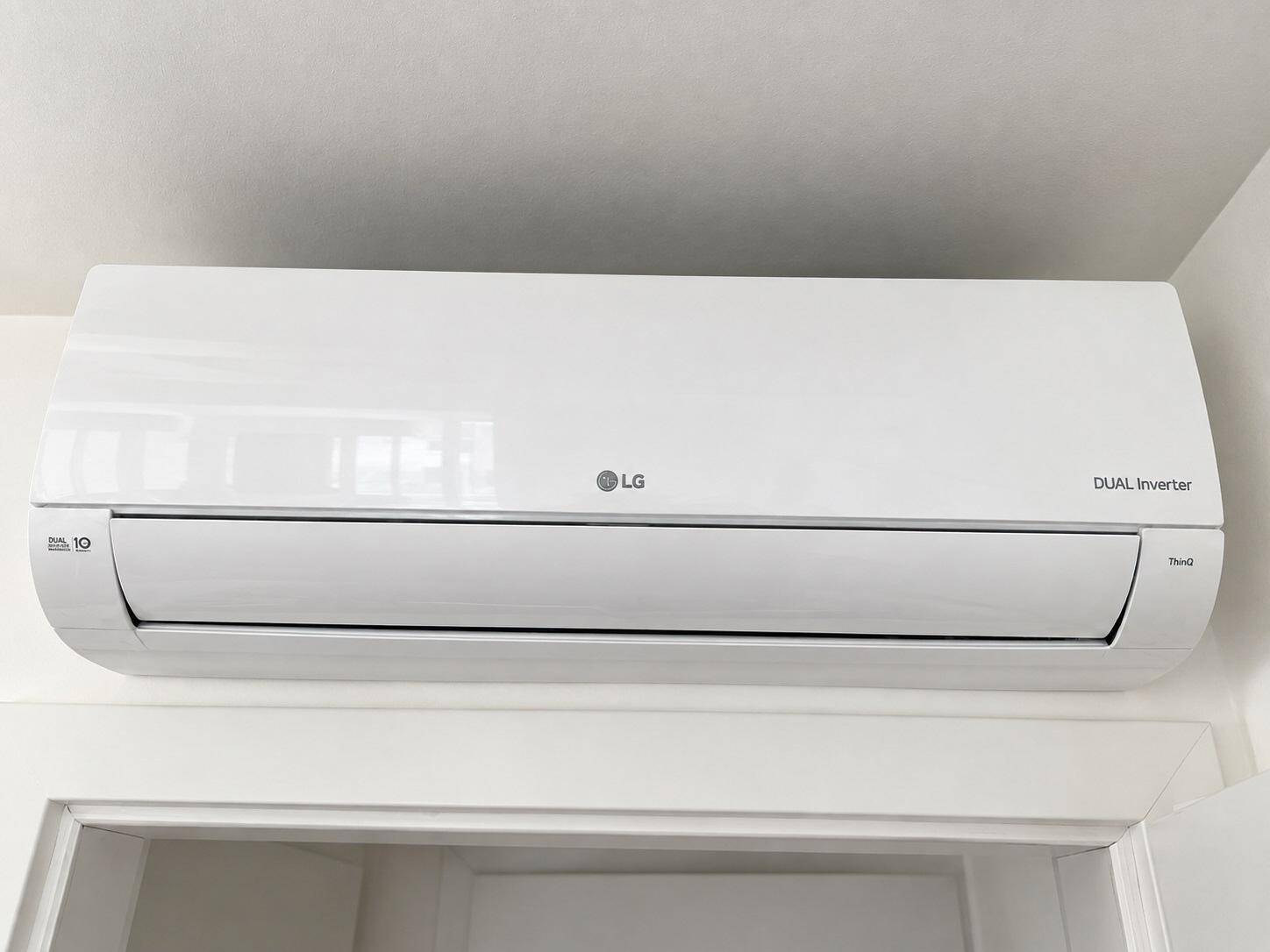 Moderne LG Dual Inverter Klimaanlage für effiziente Kühlung und Heizung des Innenraums.