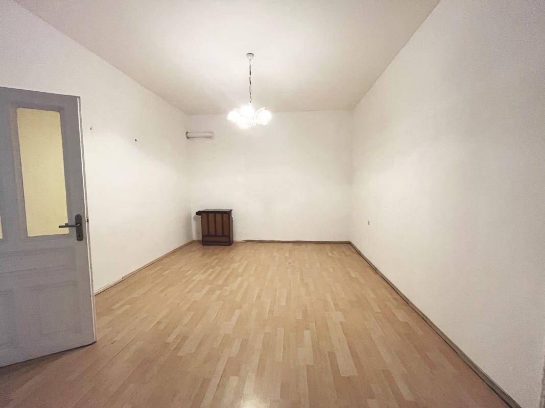 Leeres Zimmer mit Parkettboden und einer Klimaanlage an der Wand, bietet Komfort.