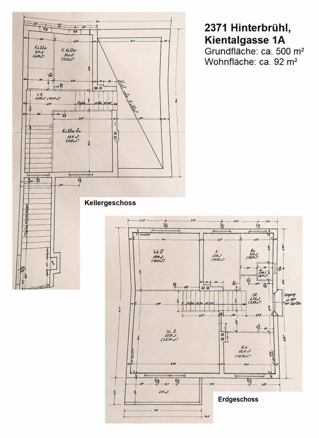 Handgezeichneter Grundriss des Kellergeschosses und Erdgeschosses mit Raumaufteilung.