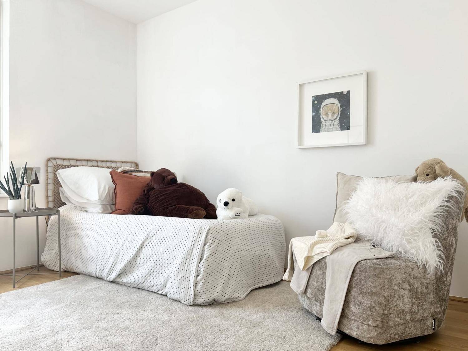 Gemütliches Schlafzimmer mit Einzelbett, weichem Teppich und minimalistischer Dekoration.