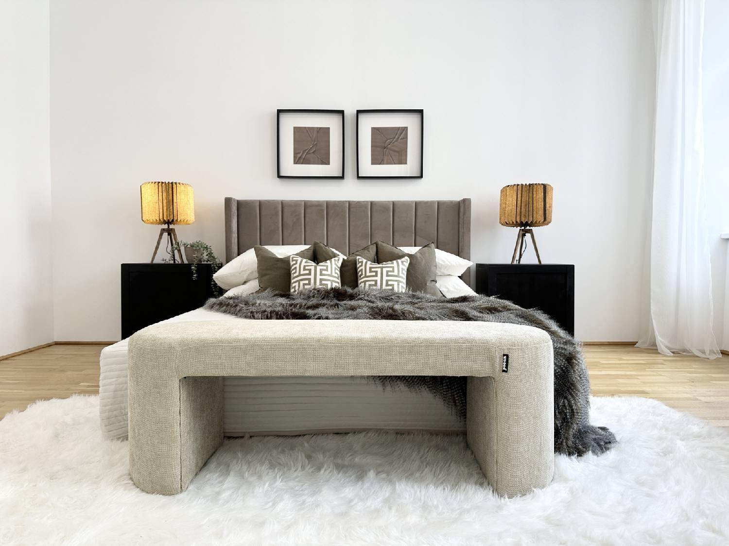Elegantes Schlafzimmer mit großem Bett, gepolstertem Kopfteil und flauschigem Teppich, der für Komfort sorgt.