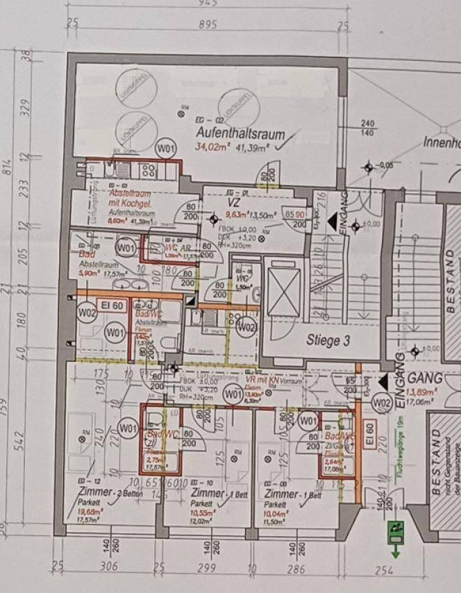 Grundrissplan mit mehreren Wohneinheiten, Bädern, Küchenbereichen und einem Balkon.