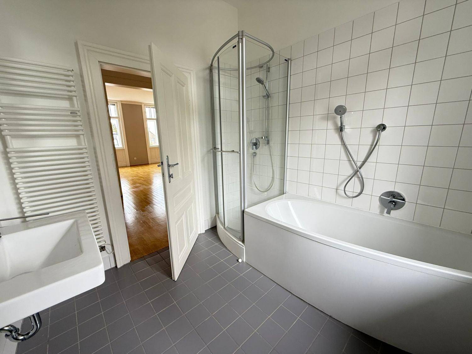 Modernes Badezimmer mit Badewanne, Duschkabine und Waschbecken.