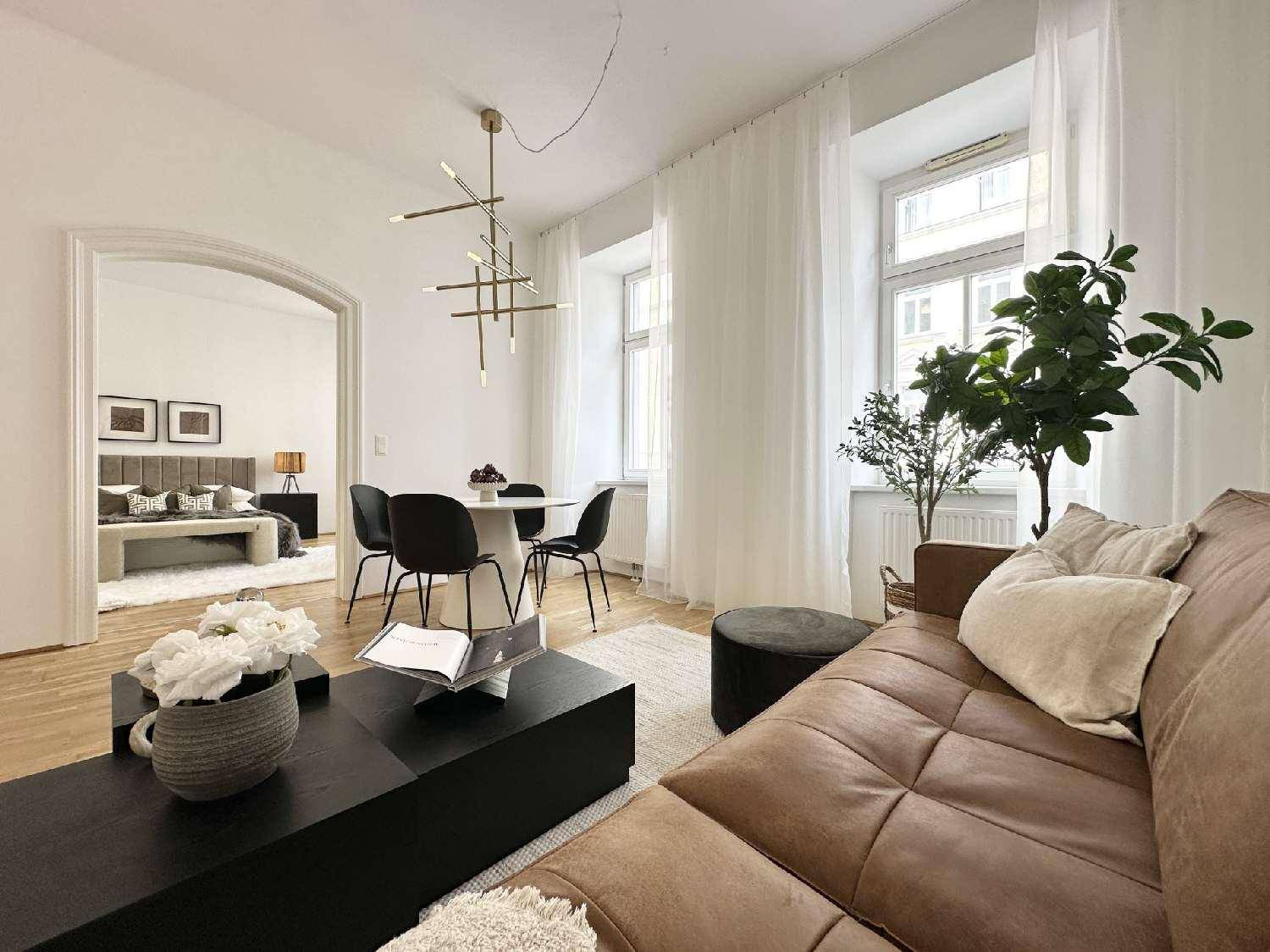 Heller Wohn- und Essbereich mit elegantem Bogen zum Schlafzimmer, Holzboden und viel natürlichem Licht.