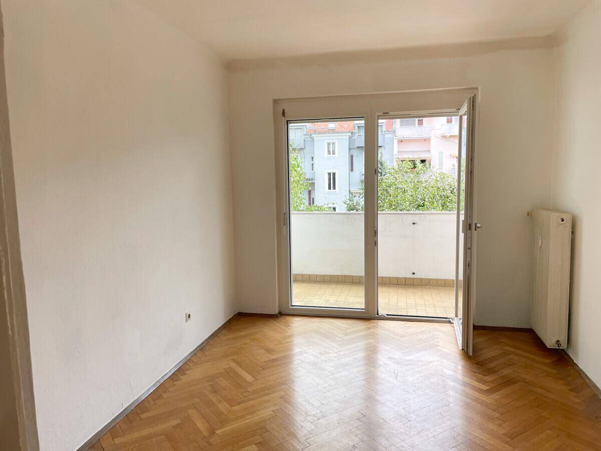 Zimmer hofseitig mit Zugang Balkon/Loggia