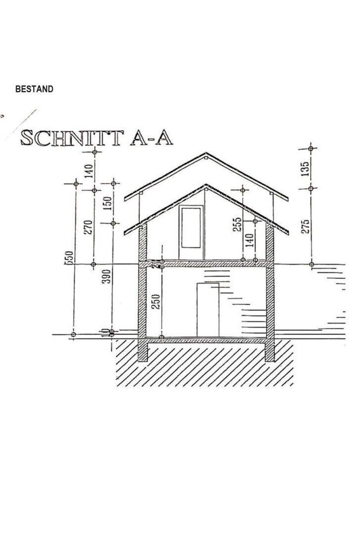 Querschnittszeichnung eines zweistöckigen Gebäudes mit Satteldach und sichtbaren Abmessungen.