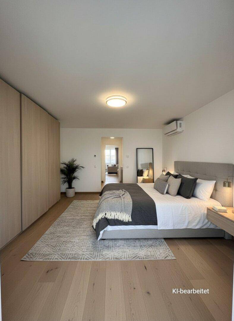Geräumiges Schlafzimmer mit großem Bett, Einbauschränken und Holzboden.