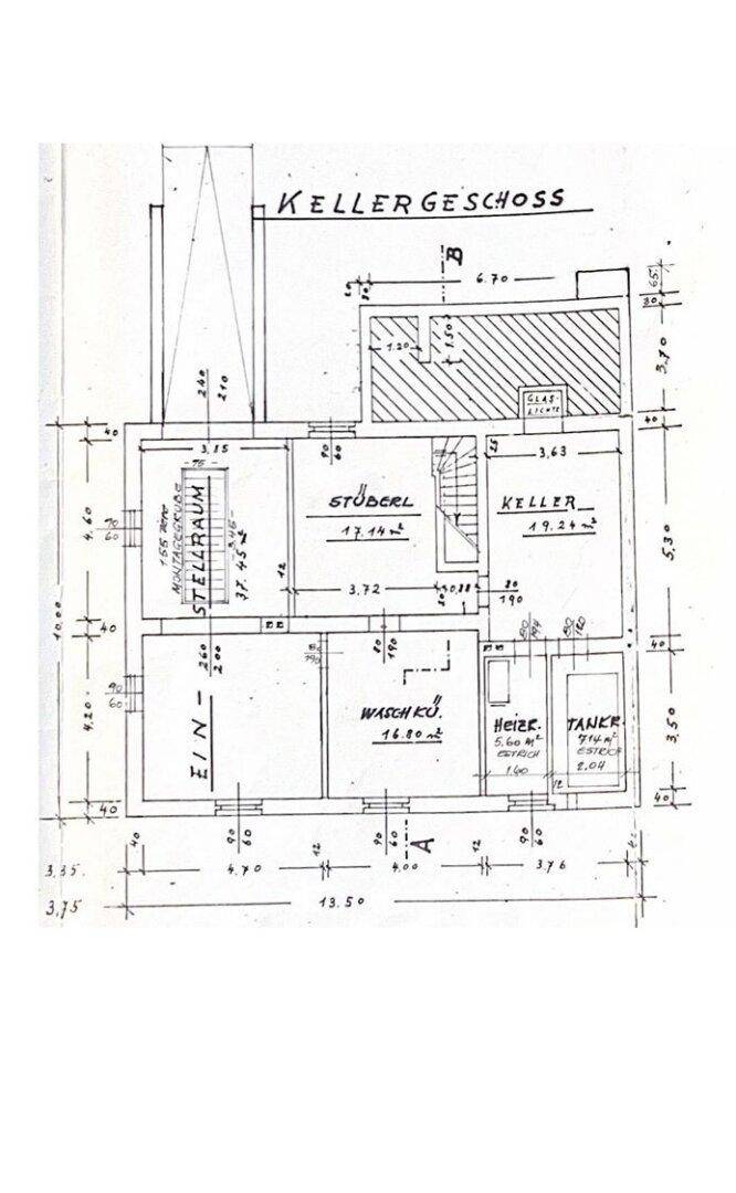 Grundriss des Kellergeschosses mit verschiedenen Räumen und Garage.