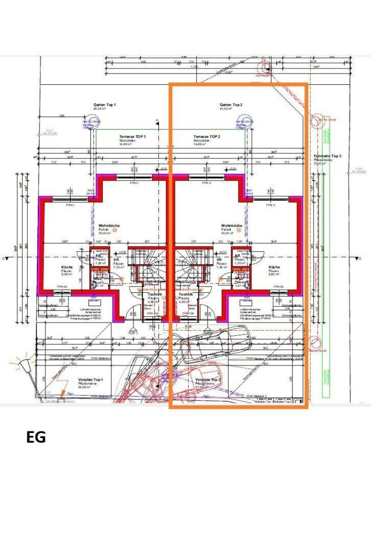 Gesamtgrundriss des Erdgeschosses mit zwei Wohneinheiten und Terrassenzugang.