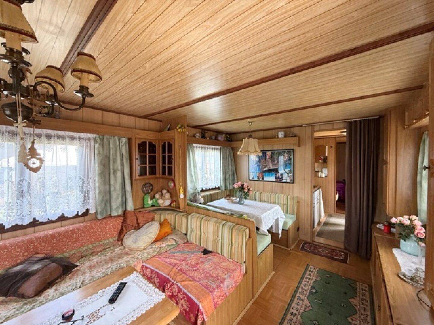 Wohn- und Essbereich mit Holzvertäfelung, Eckbank und traditionellem Charme.