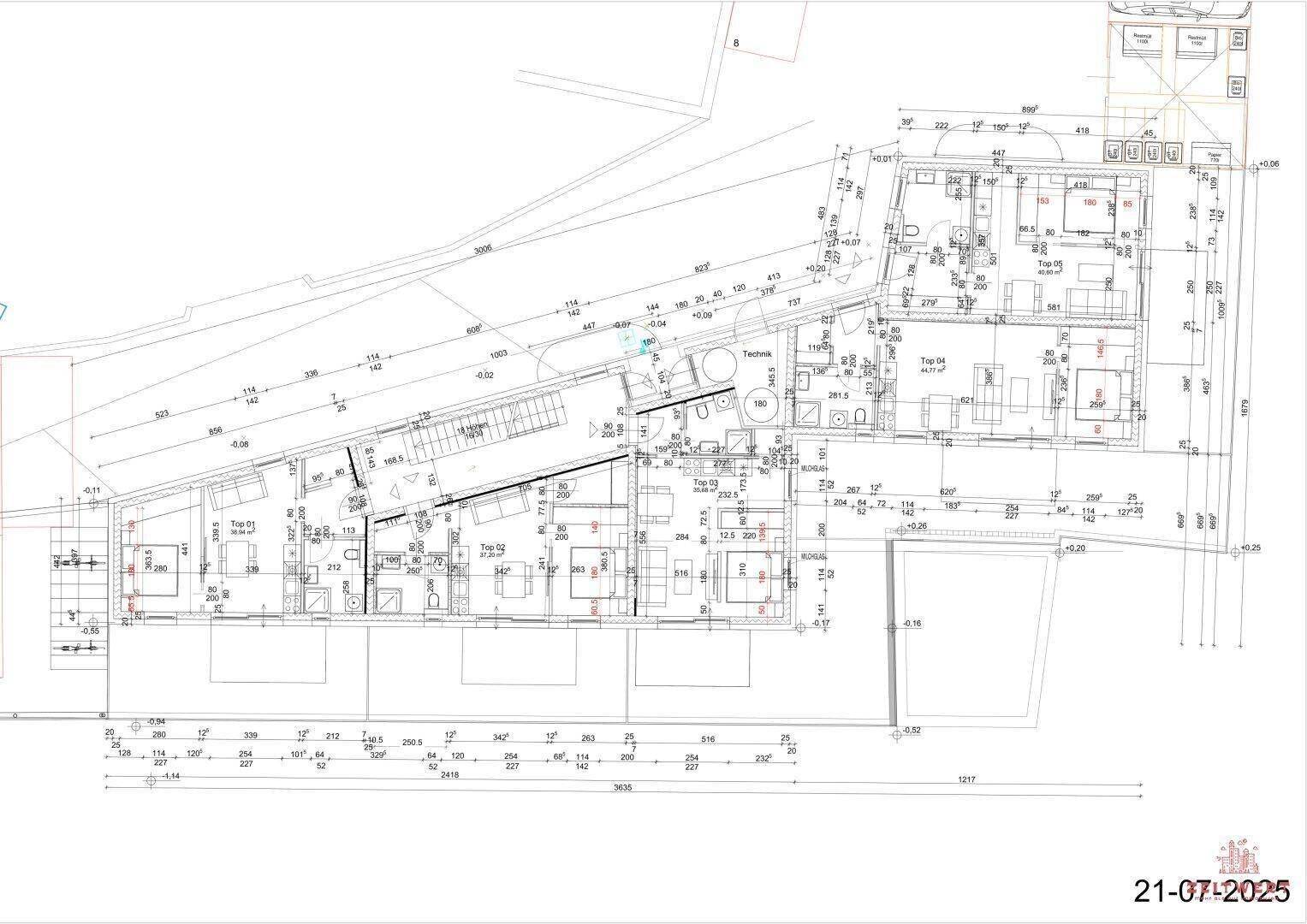 Detaillierter Grundrissplan eines Gebäudes mit mehreren Wohneinheiten und Bemaßungen.