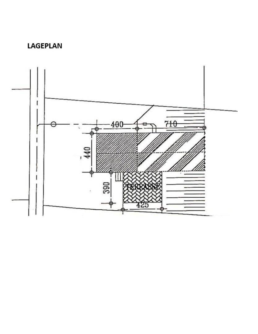 Lageplan des Grundstücks mit eingezeichneter Terrasse und dem Grundriss des Hauptgebäudes.