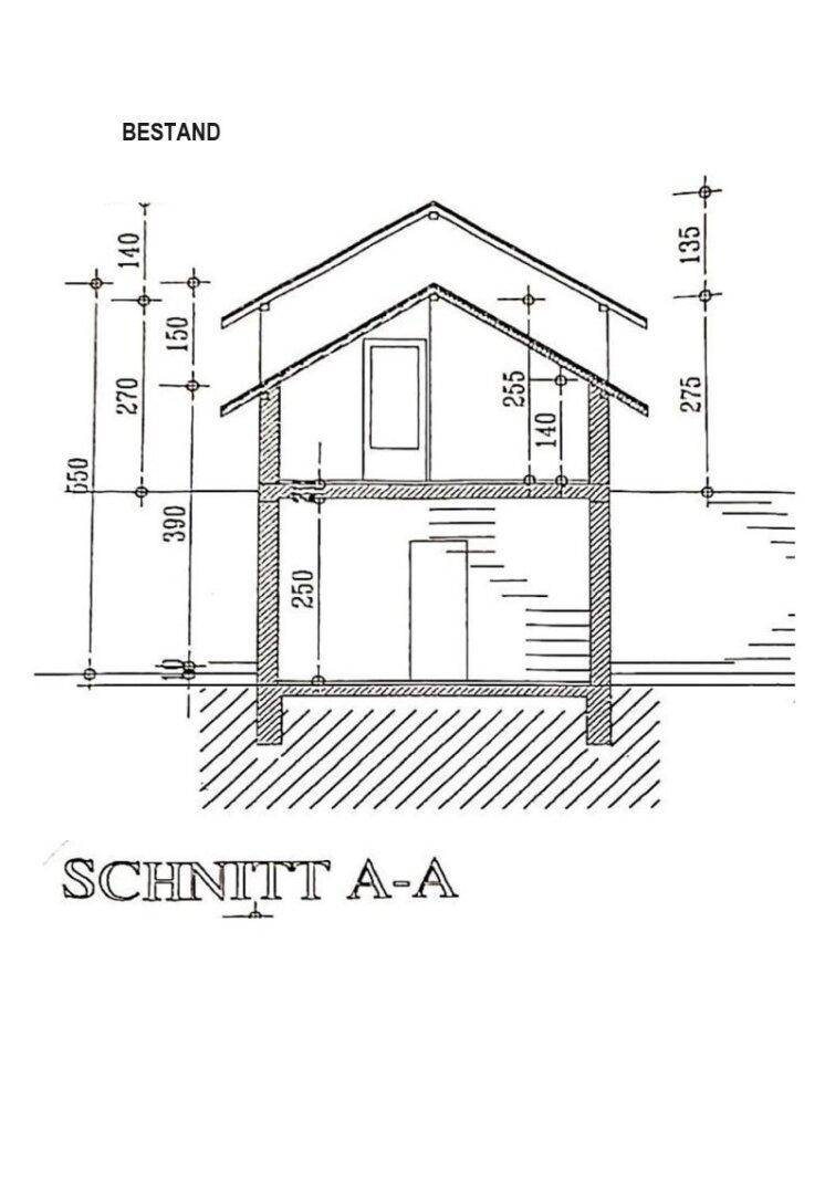Architektonischer Schnittplan des Gebäudes mit zwei Stockwerken, Keller und einem Satteldach.