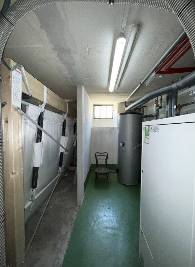 Heizungsraum im Keller mit Boiler und technischen Installationen, funktional und gut zugänglich.