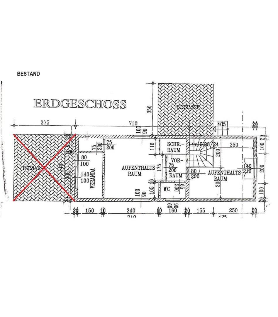 Grundriss des Erdgeschosses mit Aufenthaltsräumen, WC, Veranda und Terrasse, ähnlich dem vorherigen Plan.