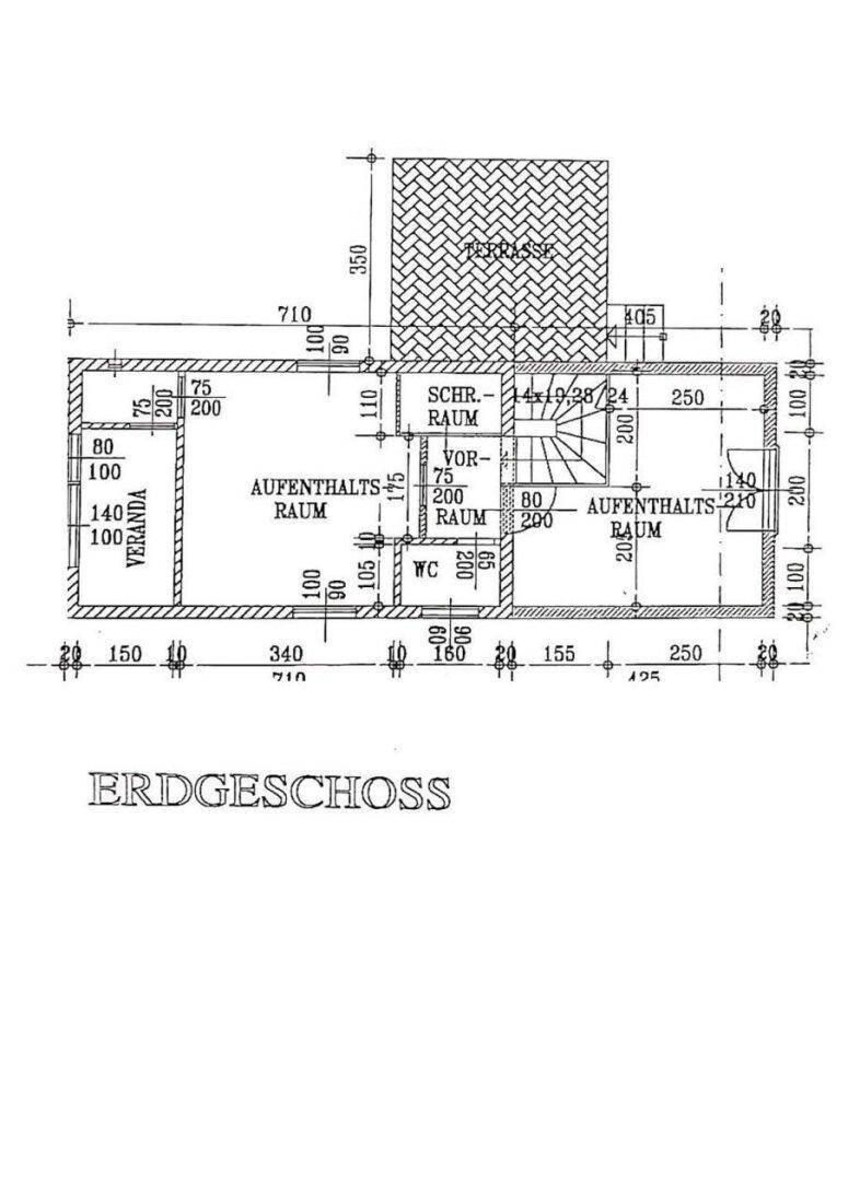 Grundriss des Erdgeschosses mit Aufenthaltsräumen, WC, Veranda und Terrasse.