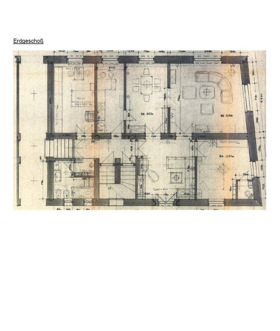 Grundriss des Erdgeschosses mit verschiedenen Räumen, Treppen und Sanitäranlagen.