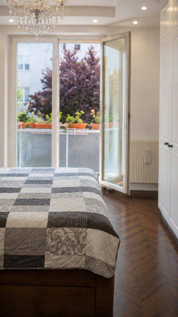 Schlafzimmer mit direktem Zugang zum Balkon, bietet frische Luft und Tageslicht.