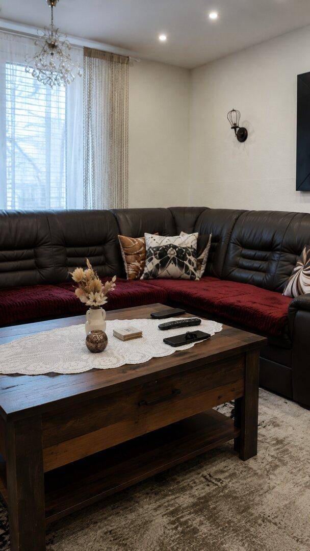 Nahaufnahme des bequemen Ecksofas und des Couchtisches im Wohnbereich.