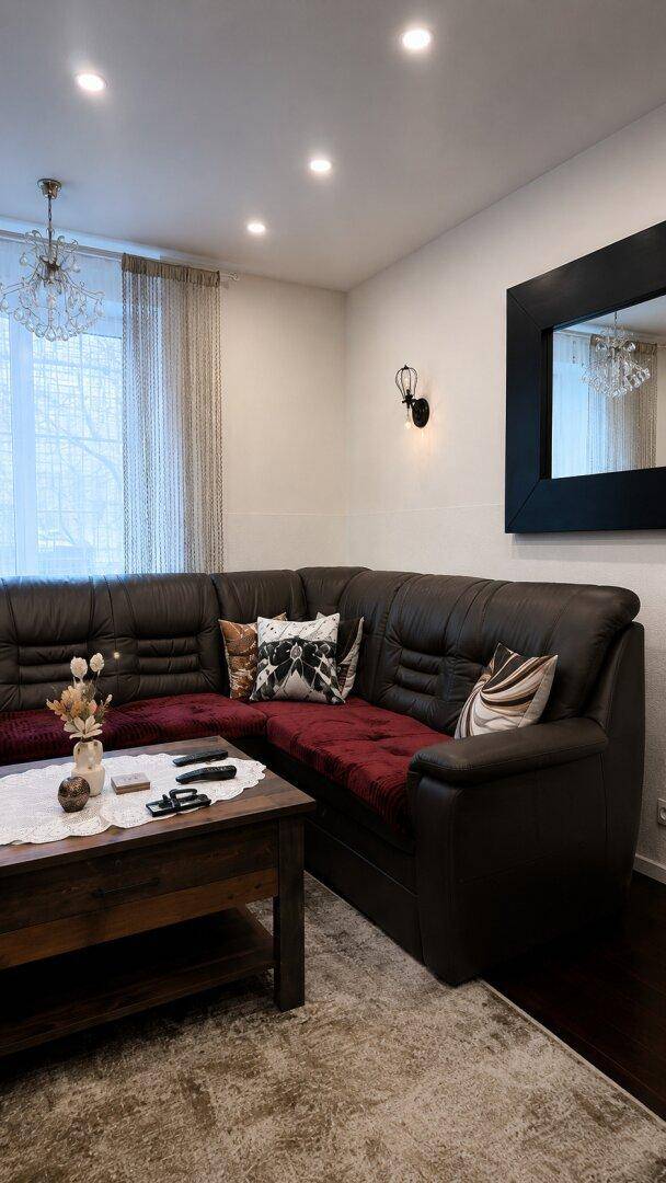 Gemütlicher Wohnbereich mit großem Ecksofa und Couchtisch, ideal zum Entspannen.
