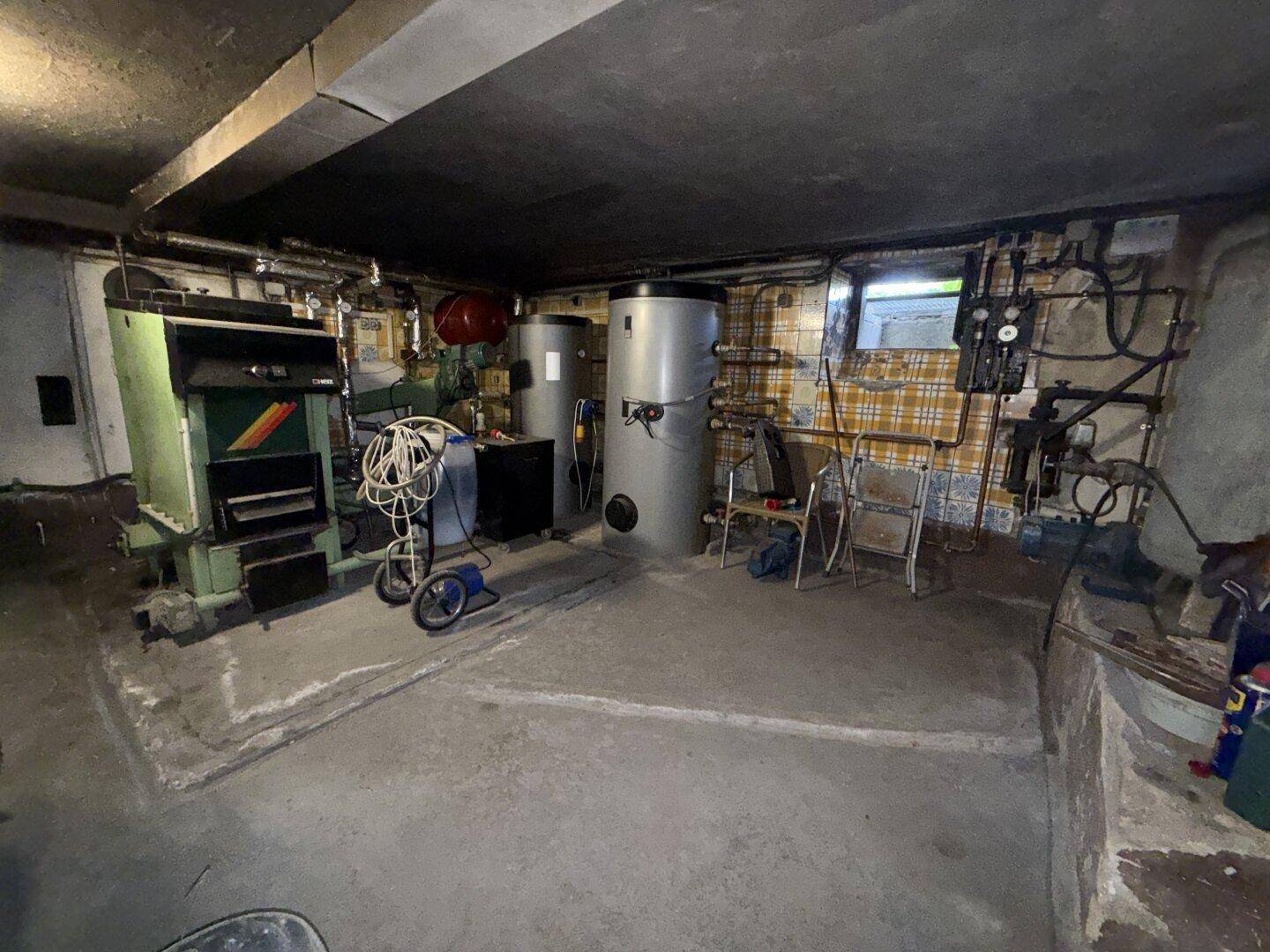 Heizungsraum im Keller mit Kesseln und Warmwasserspeichern, für die Gebäudetechnik.