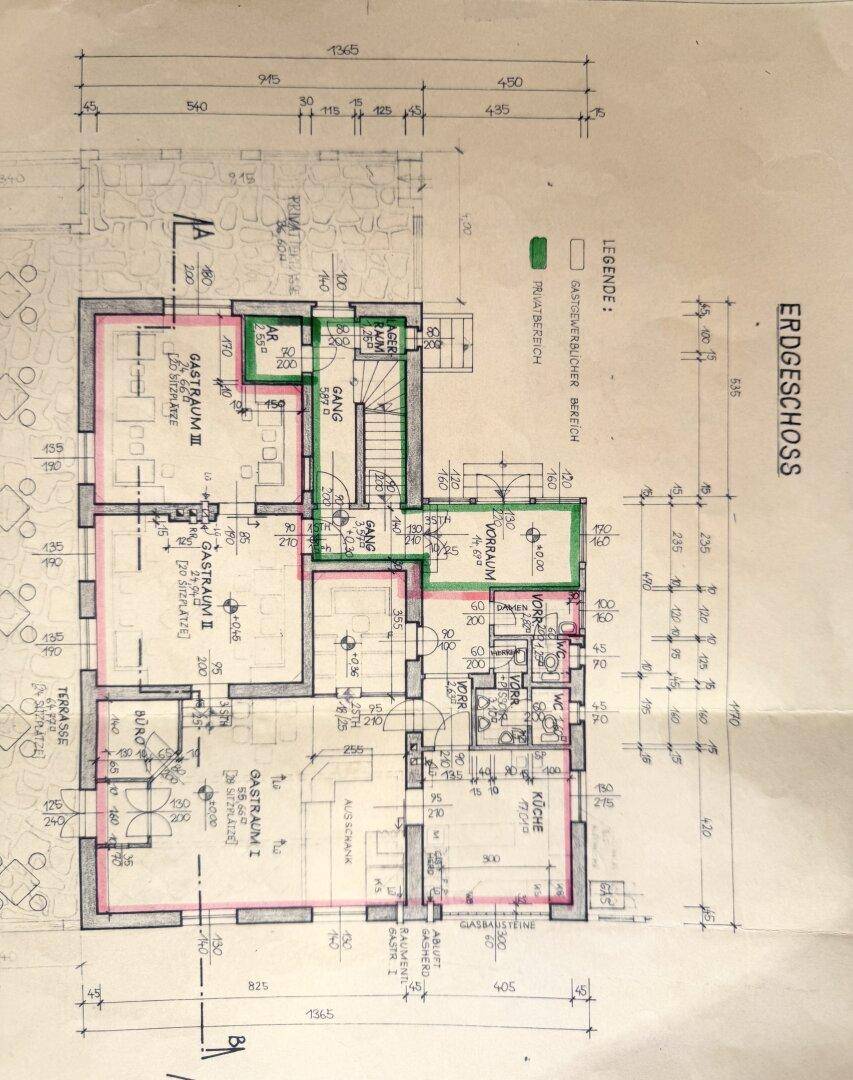 Grundriss des Erdgeschosses mit mehreren Gästezimmern, Terrasse und Küche.