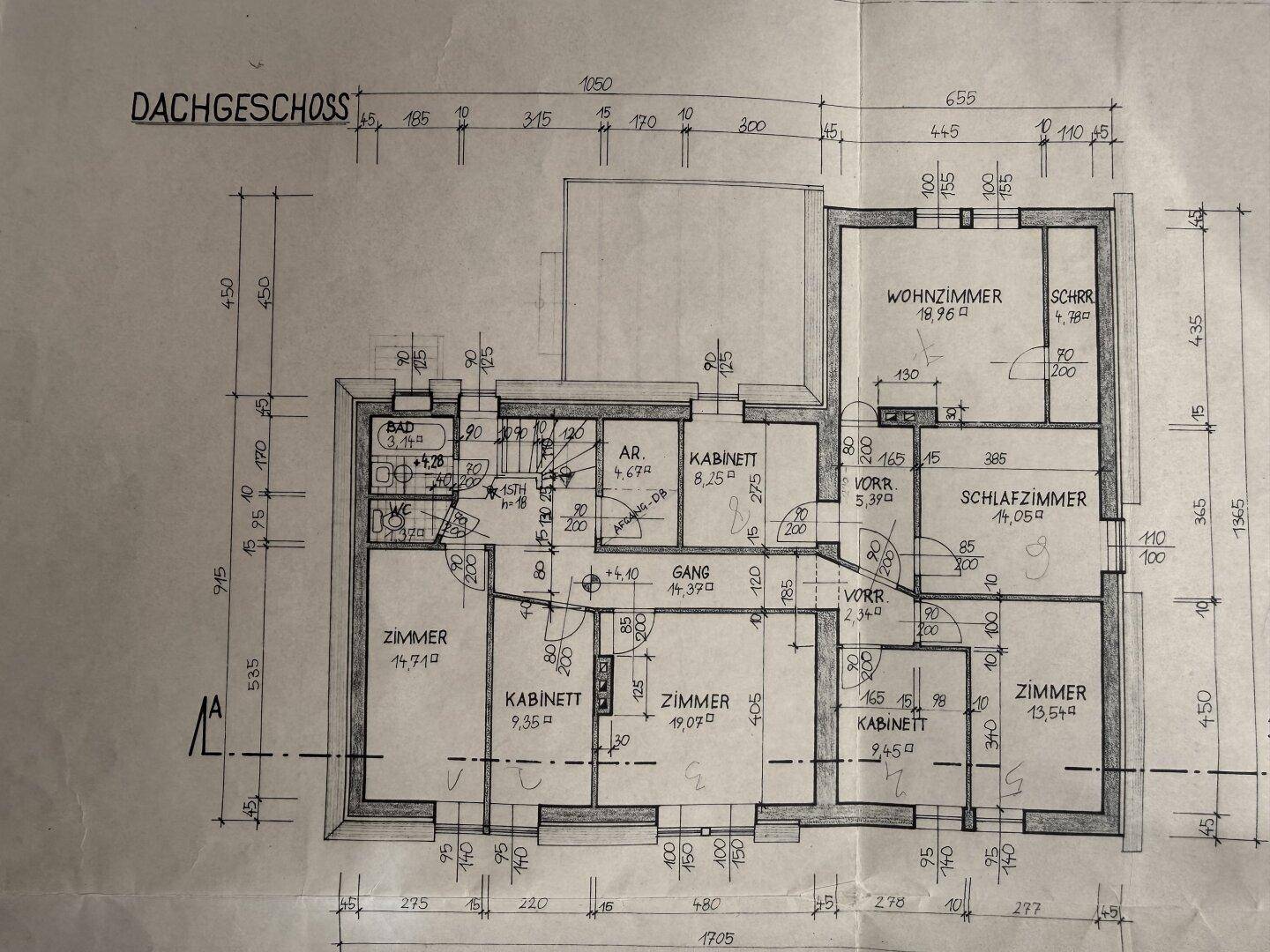 Grundriss des Dachgeschosses mit Wohnzimmer, Schlafzimmern und Badezimmer.