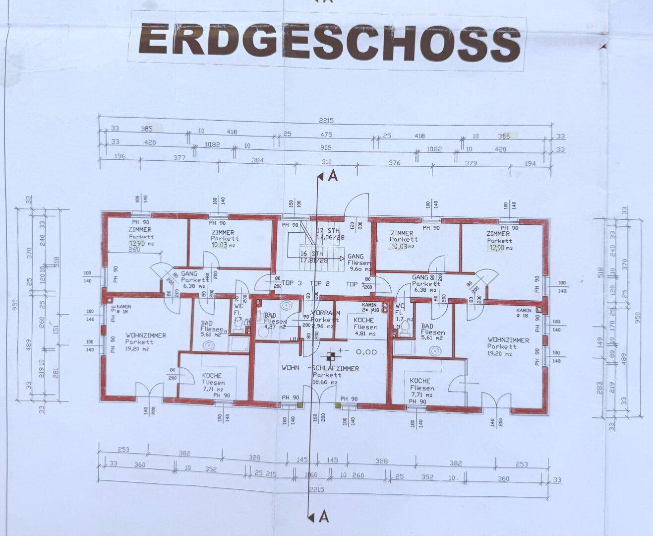Grundriss des Erdgeschosses mit Wohnzimmern, Schlafzimmern, Bädern und Küchen.