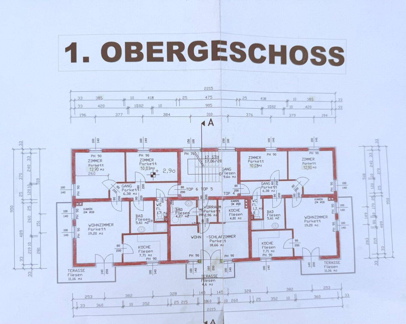 Grundriss des ersten Obergeschosses mit Wohnzimmern, Schlafzimmern, Bädern und Terrassen.