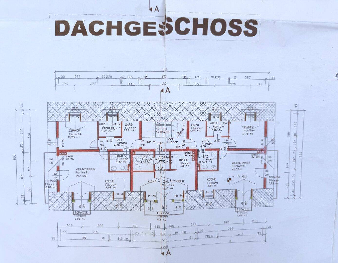 Grundriss des Dachgeschosses mit mehreren Wohneinheiten und Terrassen.