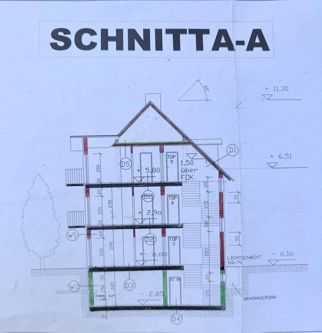 Schnittzeichnung des Gebäudes zeigt die vertikale Struktur und Geschosse.