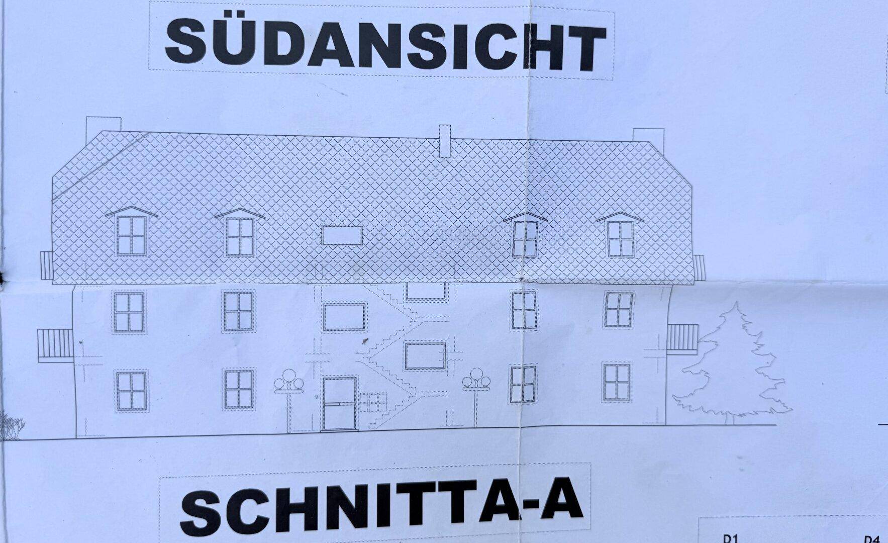 Südansicht des Gebäudes mit Fenstern und Eingangsbereich.