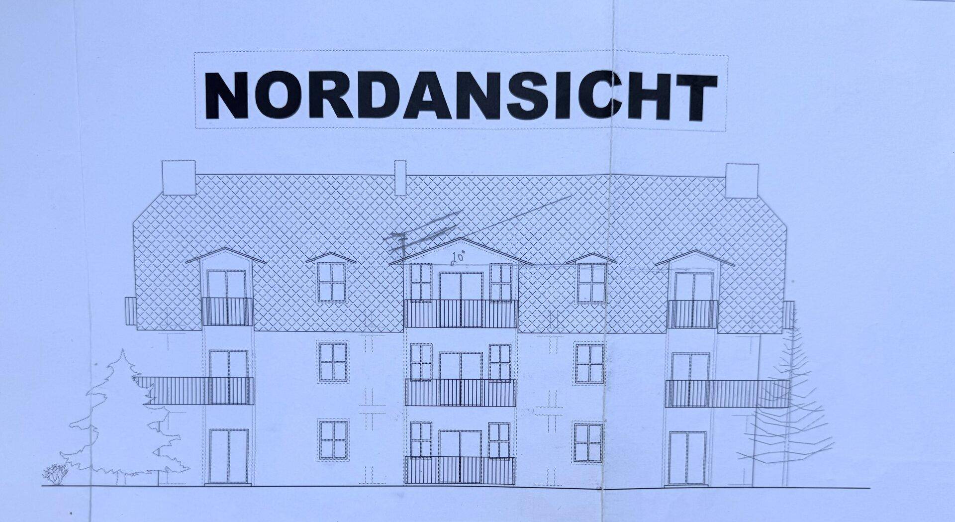 Nordansicht des Gebäudes mit mehreren Balkonen und Dachgauben.