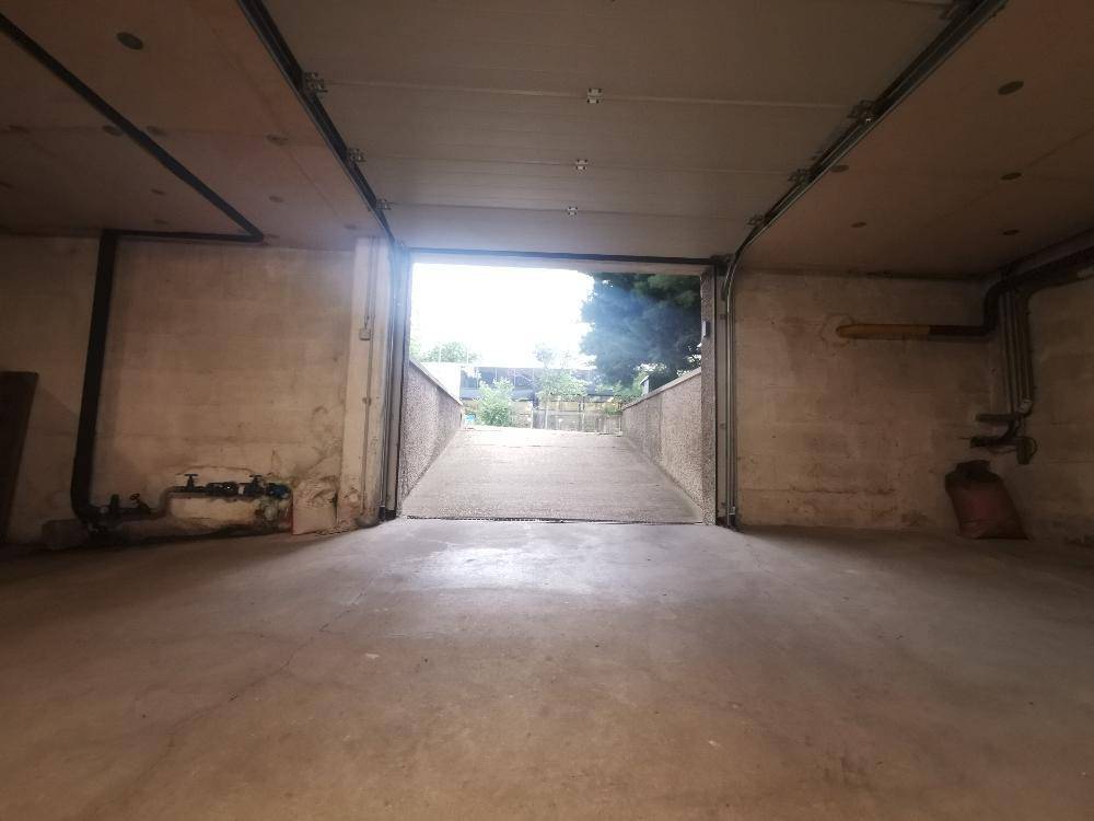 Tiefgarage mit offener Ausfahrt und Rampe ins Freie.