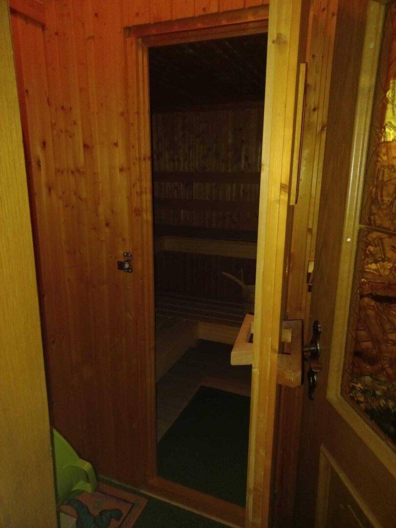 Traditionelle Holzsauna mit Bänken, bereit zur Nutzung.