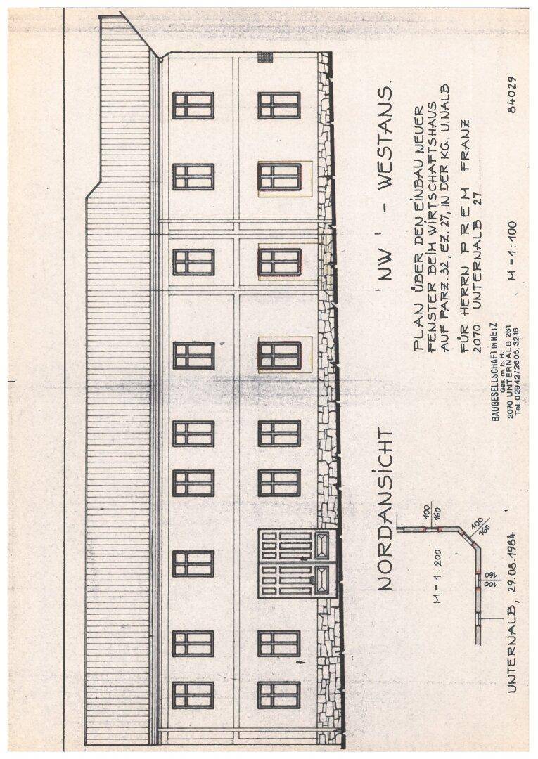 Architektonische Nordansicht eines Gebäudes mit mehreren Fenstern und einem Eingangsbereich.