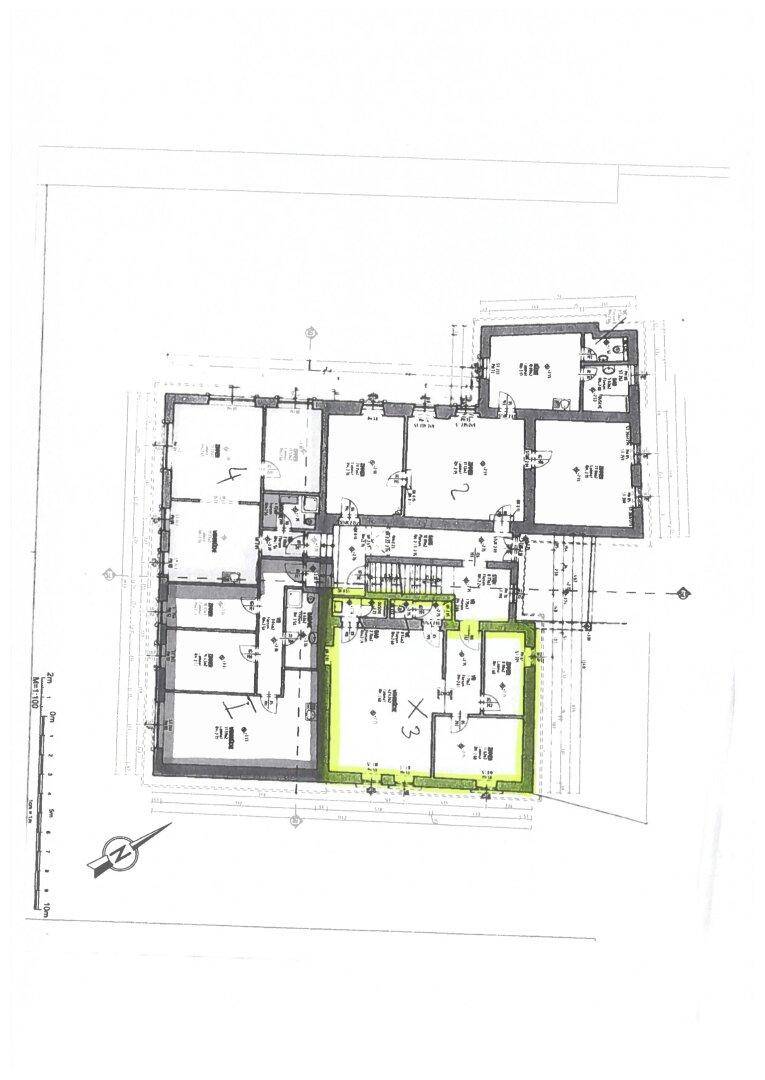 Grundrissplan einer Etage mit mehreren Räumen und einer hervorgehobenen Einheit.