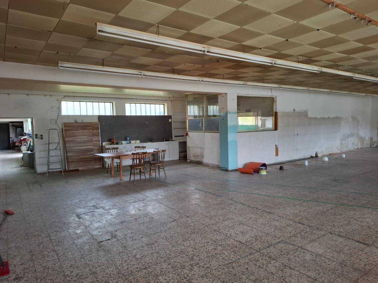 Geräumiger Innenraum mit Fliesenboden, der viel Potenzial für eine Neugestaltung bietet, aber Renovierung benötigt.