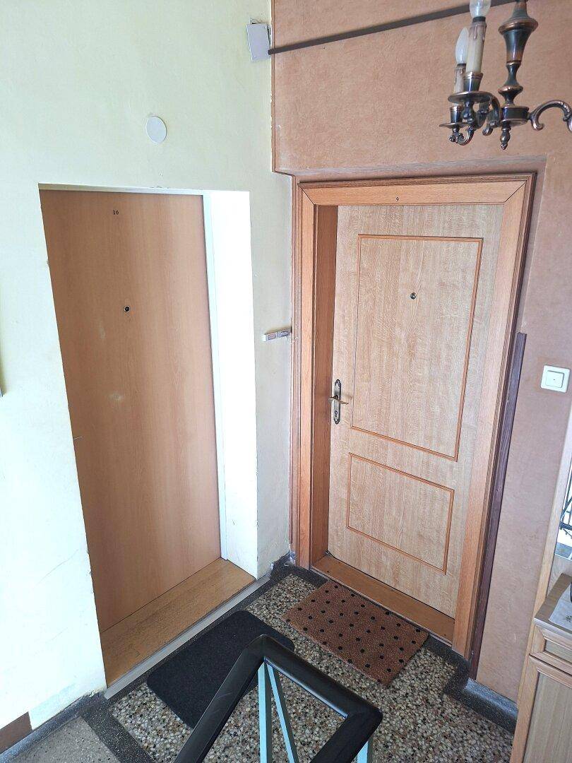 Treppenabsatz mit zwei Wohnungstüren und Terrazzoboden.