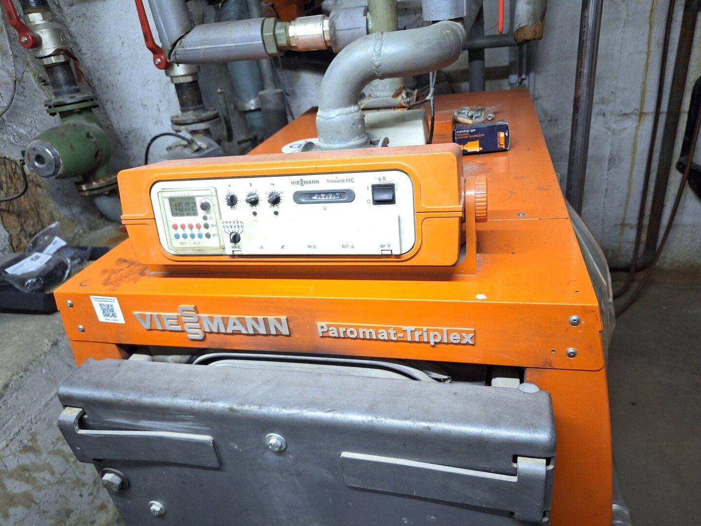 Nahaufnahme eines Viessmann Heizkessels mit Steuerungselementen im Heizraum.